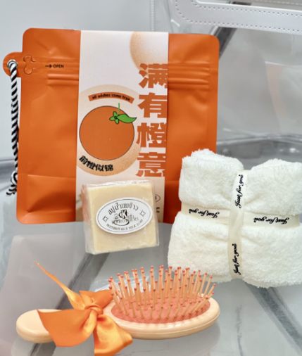 白茶护手霜 &middot; 无火香薰 &middot; 折叠气垫梳 礼盒