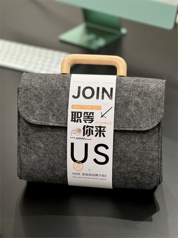 笔记本 &middot; 木纹保温杯 &middot; 数据线 礼盒